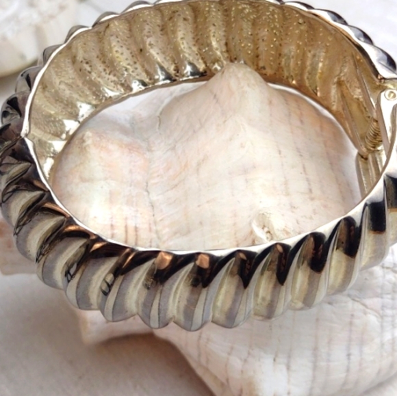 Silver Tone Vintage Style Hinge Cuff Bracelet - Picture 3 of 6